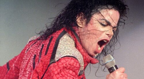 Vua nhạc pop đã bắt đầu phụ thuộc vào thuốc từ năm 1984, khi ông bị bỏng da đầu trong lúc quay quảng cáo và được những bác sĩ đã cho uống thuốc giảm đau để hồi phục.