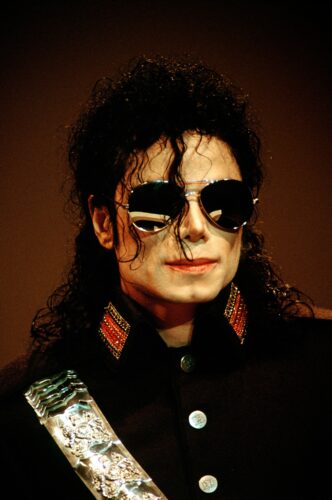 Michael Jackson bắt đầu phụ thuộc vào thuốc