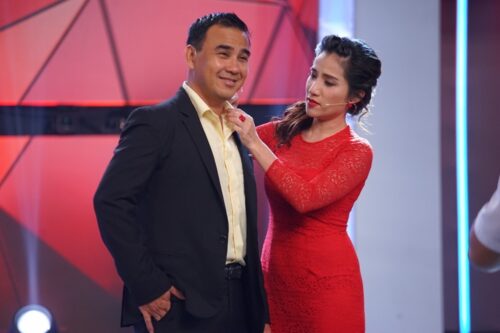 Nữ MC cùng người bạn đồng nghiệp Quyền Linh đứng chung một sân khấu