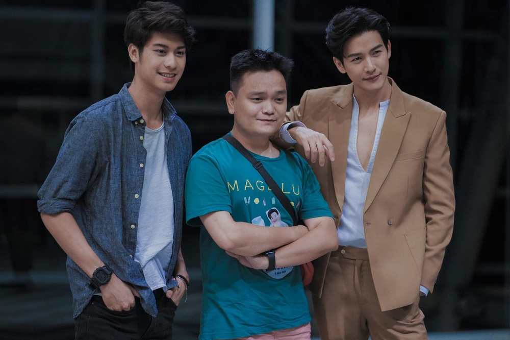 Đạo diễn Trịnh Tú Trung bên cạnh 2 nam diễn viên nổi tiếng Thái Lan