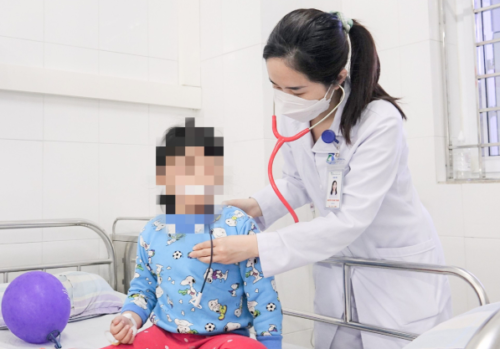 Bé gái 6 tuổi ăn phải bim bim tẩm thuốc chuột tại thành phố Hạ Long