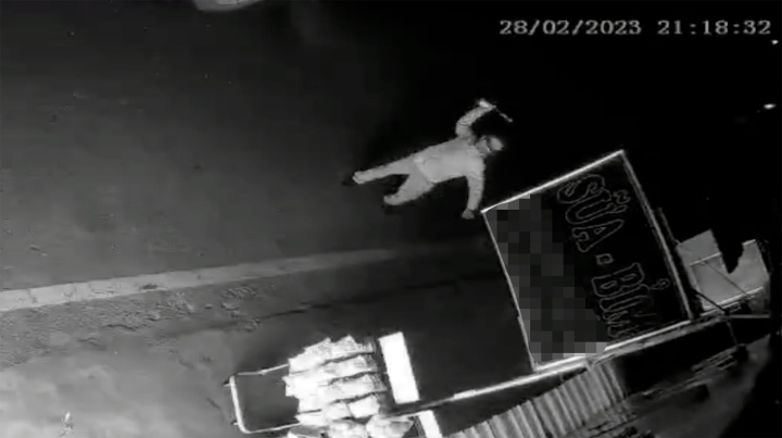 camera ghi lại được hình ảnh thủ phạm cầm bom xăng ném vào nữ chủ cửa hàng
