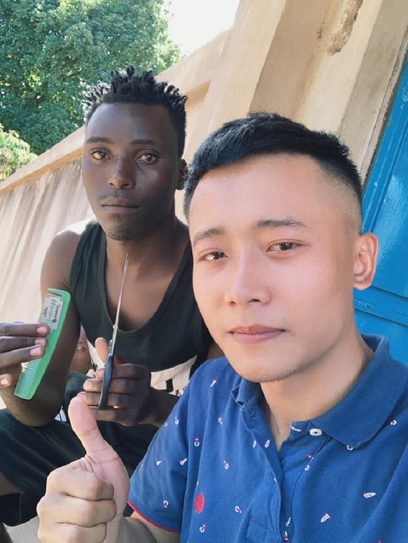 Phạm Quang Linh - Quang Linh Vlogs là chàng Youtuber xứ Nghệ nối tiếng nhất Việt Nam hiện nay khi anh thường chia sẻ về cuộc sống tại Angola